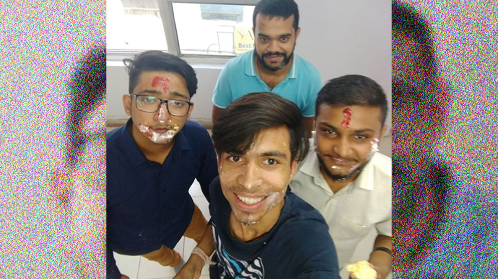 নিজে ওয়েব ডিজাইন সাইট তৈরি করতে গেলে যা যা শর্তের প্রয়োজন তার সব কিছু অনলাইনে শিখে ফেলেন তিনি। তবে বিষয়টা শুনে যতটা সহজ মনে হচ্ছে, তা কিন্তু একেবারেই ছিল না। প্রথম প্রথম অসাফল্যই বেশি ছিল তাঁর জীবনে। লোকজন তাঁকে প্রচুর অবজ্ঞা করেছেন, অনেক অপমান সহ্য করতে হয়েছে। ইন্টারনেটে ট্রোল হতে হয়েছে টেক গুরুদের কাছ থেকে।