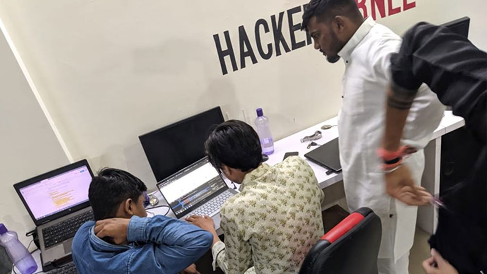 সেই টাকা দিয়ে হুসেন একটা ডোমেইন কেনেন এবং বাড়িতে ইন্টারনেট সংযোগ নেন। এর মধ্যে স্কুল পাশ করে বিসিএ নিয়ে পড়াশোনা শুরু করেন হুসেন। পড়াশোনার পাশাপাশি এ রকম টুকটাক ওয়েবসাইট ডিজাইন করে মাসে ১৫ থেকে ২০ হাজার টাকা রোজগার করে নিচ্ছিলেন।