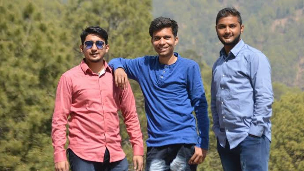 কিন্তু পড়াশোনার চাপে ব্যবসায় সময় দিতে পারছিলেন না। তাই মাঝ পথেই পড়া থামিয়ে দেন। ক্রমে তাঁর কাজ ভোপাল এবং ইনদওরে বেশ জনপ্রিয় হয়ে ওঠে। তাঁর সঙ্গে যোগ দেন আরও দু’জন— হৃত্বিক সোনি এবং যশ দাবি। হুসেনের মতো এই দুই বন্ধুরও ওয়েব ডেভেলপমেন্ট নিয়ে পড়াশোনা অনলাইনেই।