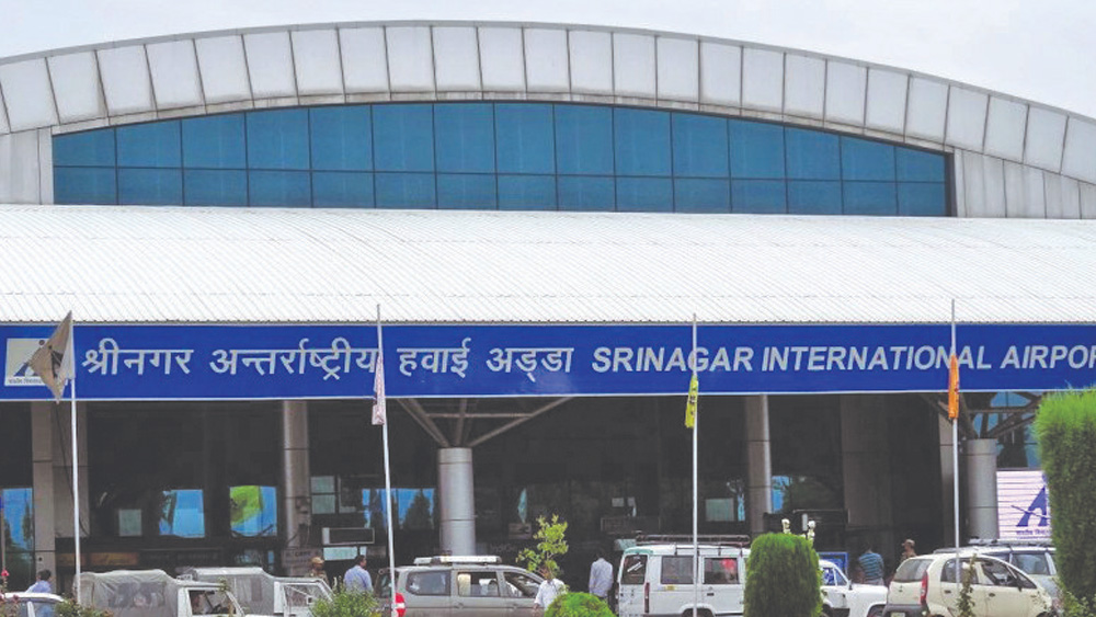 গত বছর দেবেন্দ্র কর্মরত ছিলেন শ্রীনগর বিমানবন্দরের অ্যান্টি হাইজ্যাকিং ইউনিটে। কিছু দিনের মধ্যেই তাঁর পদোন্নতির কথা ছিল। সে ক্ষেত্রে পুলিশ সুপার পদে উন্নীত হতেন তিনি।