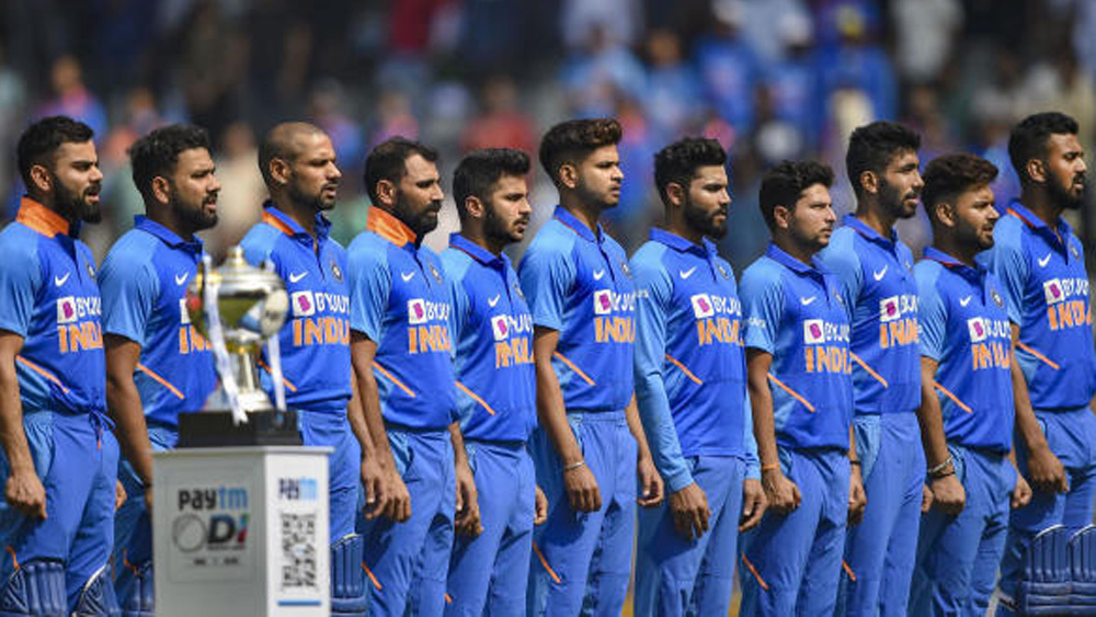 শ্রীলঙ্কা, বাংলাদেশ, ওয়েস্ট ইন্ডিজ আর অস্ট্রেলিয়া যে এক দল নয়, তা মনে রেখেও ক্রিকেটপ্রেমীদের মনে প্রশ্ন, এত খারাপ ভাবে কোনও দল হারতে পারে? কী এমন হল যে দুর্দান্ত ক্রিকেটারদের নিয়ে গড়া একটা দল স্রেফ মুখ থুবড়ে পড়ল? অতিরিক্ত আত্মবিশ্বাস? না, দলের প্রায় সবার একসঙ্গে খারাপ খেলা? দেখে নেওয়া যাক ওয়াংখেড়েতে ভারতের লজ্জাজনক হারের কয়েকটি কারণ।