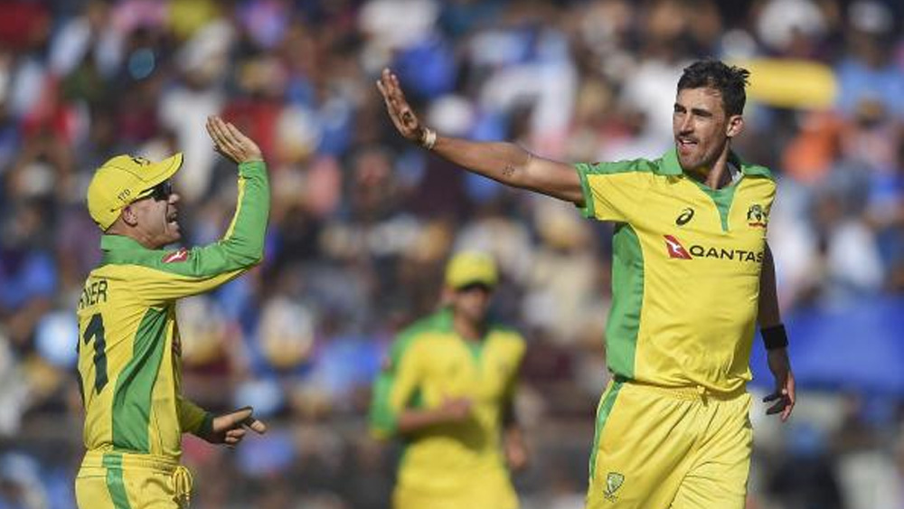 রোহিত ফিরে যাওয়ার পর ধওয়ন-রাহুল ভাল পার্টনারশিপ তৈরি করলেও কখনওই সে ভাবে রান তুলতে পারেননি। দু’জনের ব্যাটিং দেখেই মনে হয়েছে, পিচ বেশ কঠিন। যেখানে পিচ ছিল যথেষ্টই সহজ। দুই সেট ব্যাটসম্যানকে মাথা তুলতে দেননি স্টার্ক-জাম্পারা। এ ব্যাপারে সম্পূর্ণ কৃতিত্ব অজি বোলারদের।