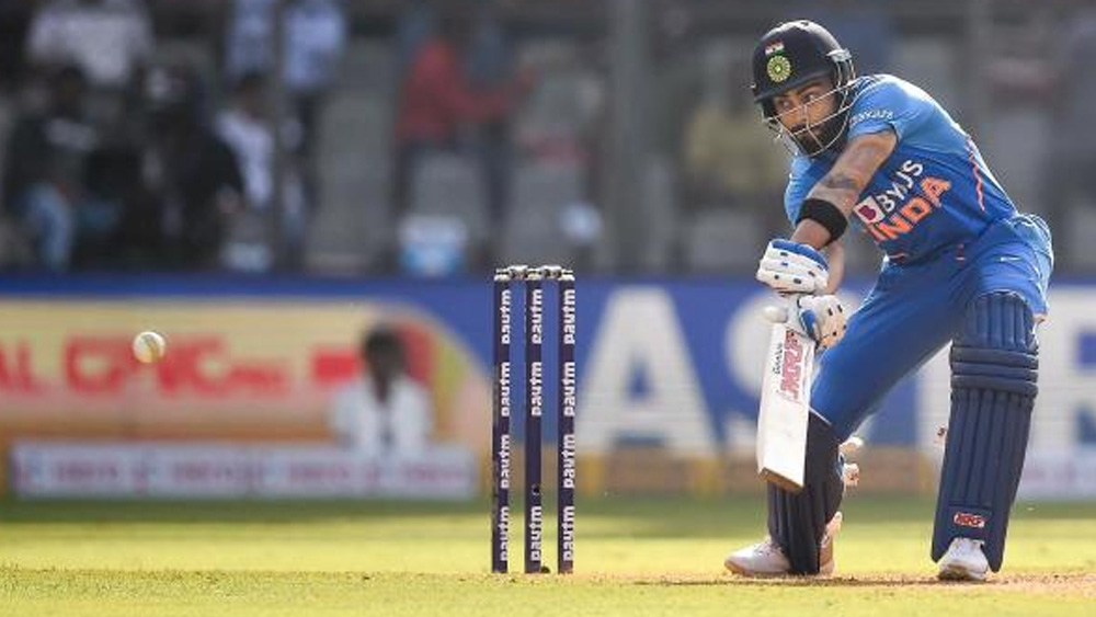 খুব কম সময়ের ব্যবধানে দুই সেট ব্যাটসম্যান আউট হলেও ইনিংস গড়ার দিকে এগোননি কোহালি। বরং, তিনি চেয়েছিলেন জাম্পাদের শাসন করতে। কিন্তু তাঁর পরে যে আর কোনও ব্যাটসম্যান নেই, তা তিনি ভুলে গিয়েছিলেন কি?