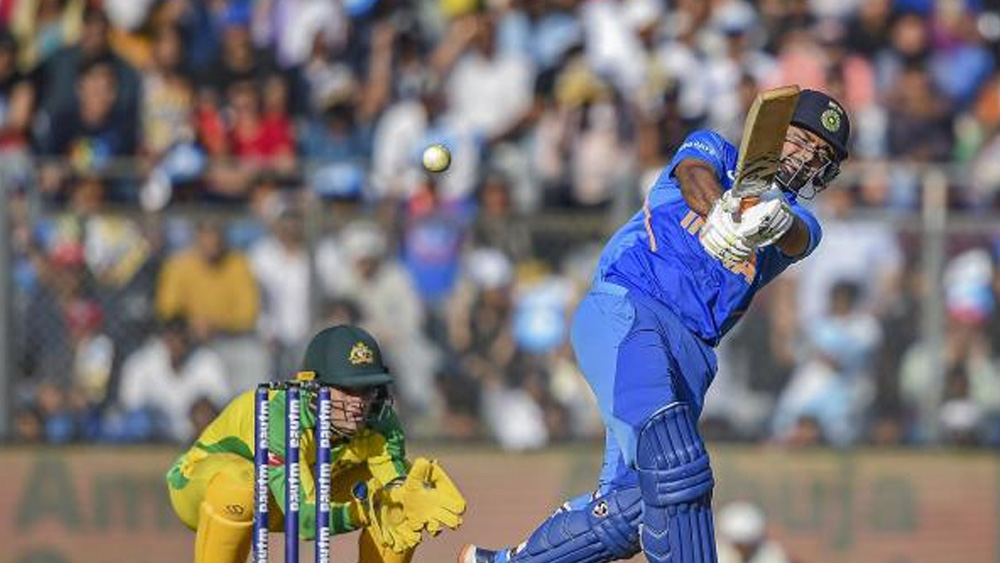 ঋষভ পন্থকে ঠিক আর কতগুলো সুযোগ দিলে তাঁর ‘অসামান্য প্রতিভা’-র প্রকাশ ঘটবে, সেটাও বোঝা জরুরি। দলের প্রয়োজনে তিনি শেষ কবে রান পেয়েছেন সেই তথ্য খোঁজার চেয়ে ডার্ক ম্যাটার খুঁজে পাওয়া বোধহয় অনেক সহজ। এ দিনও প্রয়োজনের সময় রান করে দলকে সাহায্য করতে ব্যর্থ হলেন।