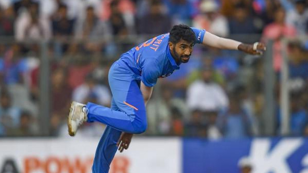 বুমরাহ কি সম্পূর্ণ চাপমুক্ত? পুরনো পরিচিত বিধ্বংসী বুমরাহকে খুঁজেই পাওয়া গেল না ওয়াংখেড়েতে। ইয়র্কার তো দূর অস্ত্, ওয়ার্নার, ফিঞ্চকে শুধুই হাফভলি উপহার দিয়ে গেলেন। সাত ওভার বল করে দিলেন ৫০ রান। ওভার প্রতি রান সাতেরও বেশি!