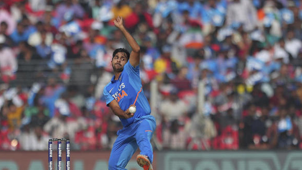 প্রশ্ন উঠতে পারে শার্দূল ঠাকুরকে দলে নেওয়া নিয়েও। ওয়ান ডে তে তিনি কোনওদিনই দারুণ কিছু করেননি। তাঁর জায়গায় নবদীপ বা চহালকে খেলানো যেতেই পারত। পাঁচ ওভারে ৪৩ রান দিয়ে সবচেয়ে খারাপ বোলিংটা এ দিন করলেন শার্দূলই।