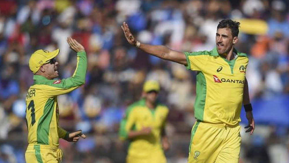 মুম্বইয়ের ম্যাচে ভারতকে সব বিভাগেই টেক্কা দিয়েছে অস্ট্রেলিয়া। তাঁদের জয়ের আরও একটি অনুঘটক মিচেল স্টার্কের বোলিং। প্রথম স্পেলে মার খেয়েছেন ঠিকই। কিন্তু তারপরে ফিরে এসেছেন দুরন্ত ভাবে। রোহিতকে তুললেন যে বলটায় তার গতি ছিল ঘণ্টায় ১৪৮ কিলোমিটার। এর পর শ্রেয়স আইয়ারকে তুলে নিলেন। সব মিলিয়ে ভারতে তাঁর দ্বিতীয় ওয়ান ডে ম্যাচে নিয়ে গেলেন তিন উইকেট। প্যাট কামিন্স তুলে নিলেন ধওয়ন আর ঋষভ পন্থের উইকেট। প্রশংসা করতে হবে দুই স্পিনার অ্যাডাম জাম্পা এবং অ্যাস্টন অ্যাগারেরও।