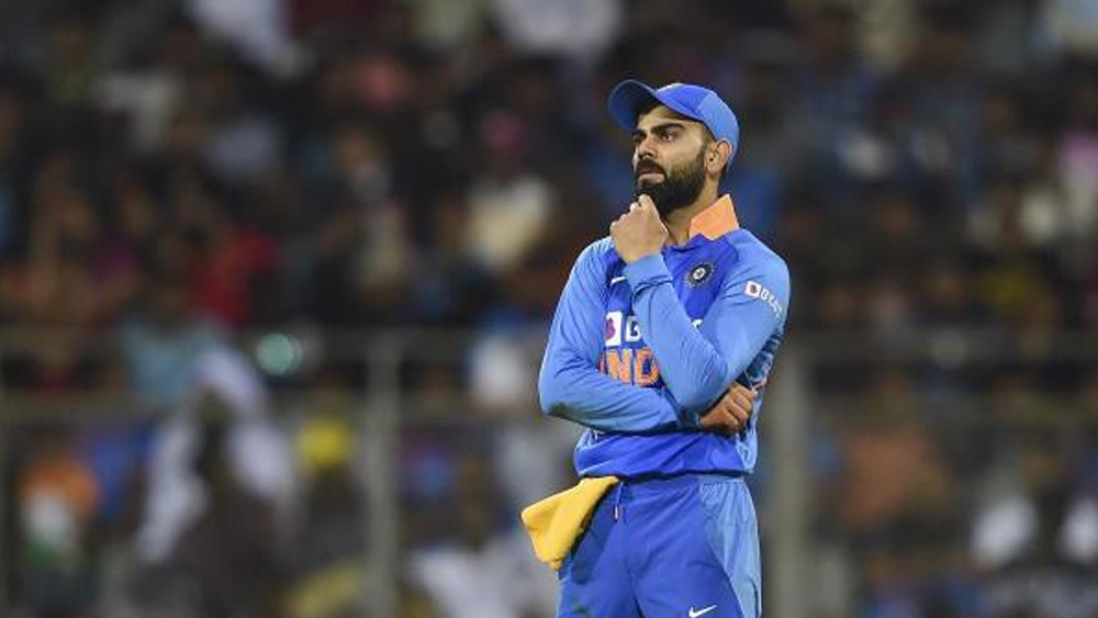 মঙ্গলবার কোহালি এবং তাঁর দলকে দেখে মনে হয়েছে ম্যাচ হারার আগেই হেরে বসে আছে। শরীরী ভাষাতেও বিধ্বস্ত হওয়ার ছাপ স্পষ্ট। এই ধাক্কা কি টিম ইন্ডিয়া কাটিয়ে উঠতে পারবে? নাকি, ওয়াংখেড়ের মতো রাজকোটেও মেন ইন ব্লু-দের ছাপিয়ে হলুদ ঝড় উঠবে?  (ছবি: এপি)