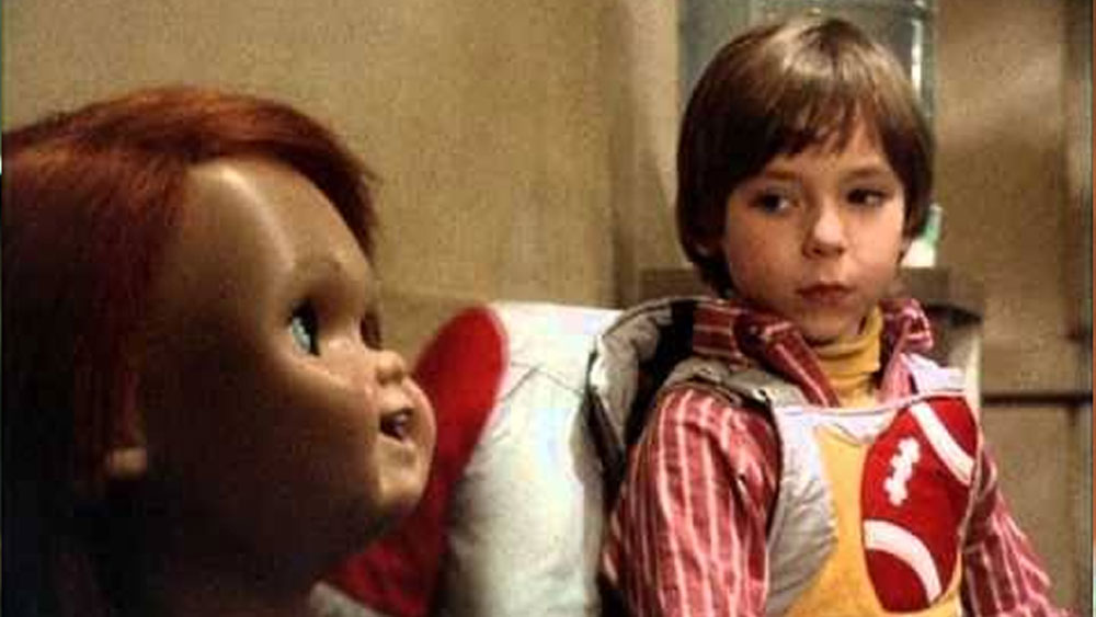 এর কিছু দিন পর থেকেই ইউজিনের মধ্যে অদ্ভুত কিছু আচরণ লক্ষ্য করতে শুরু করেন তাঁর বাবা-মা। মাঝে মধ্যেই তাঁরা দেখতেন ইউজিন ওই পুতুলটির সঙ্গে কথা বলছেন। এমন ব্যবহার করতেন, যেন তিনি কোনও মানুষের সঙ্গেই গল্প করছেন। তাঁরা ইউজিন ছাড়া অন্য একটা কণ্ঠস্বরও শুনতে পেতেন বলে দাবি করেছিলেন।