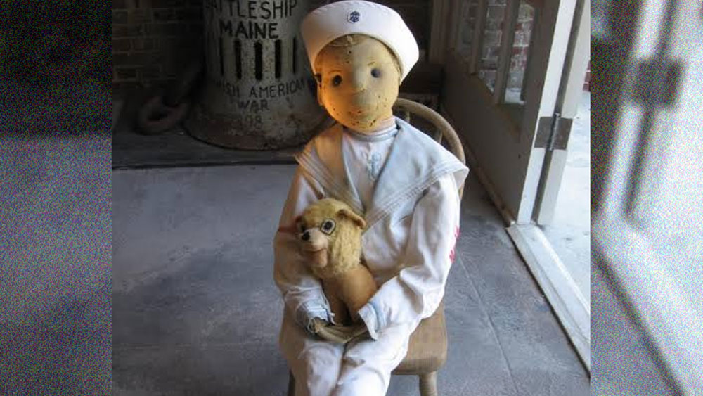 মাঝেমধ্যে রাতে ছেলের ঘরে আসবাবপত্র ভাঙার আওয়াজ পেতেন তাঁরা। রাতে ঘুম থেকে উঠে তাঁরা ছেলের ঘরে ঢুকে দেখতেন, ছোট ইউজিন ঘরের এক কোণে ভয় মুখে লুকিয়ে রয়েছে। আর রবার্টের দিকে আঙুল দিয়ে বোঝাতে চাইছে, এ সবই তার কাজ।