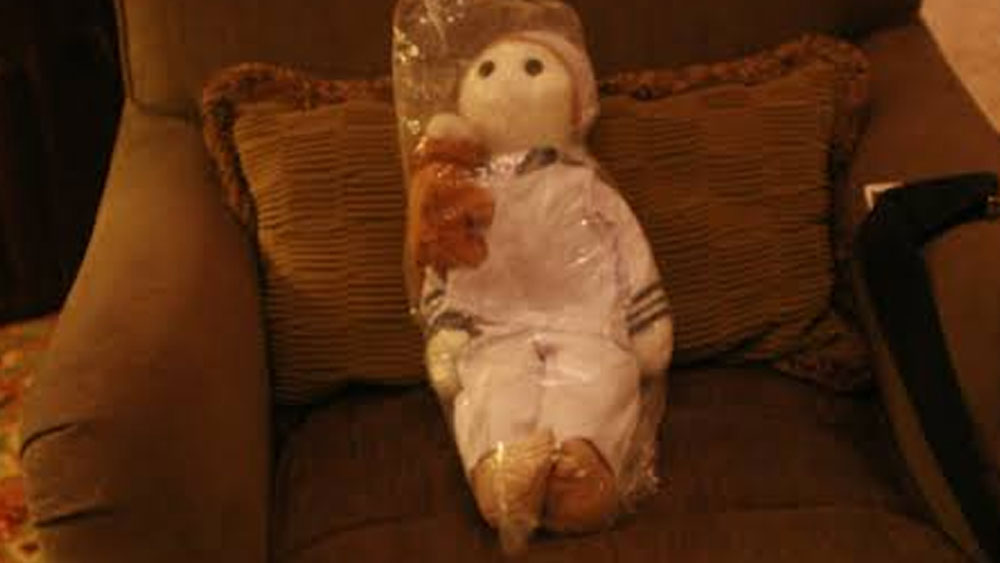 পরে বাবা-মার মৃত্যুর পর বাড়িতে ফিরে এসে দেখেন, রবার্টকে বাড়ির চিলেকোঠায় বন্ধ করে রাখা। স্ত্রী বারবার মানা করা সত্ত্বেও তিনি রবার্টকে সেখান থেকে বার করে আনেন। তাকে একটা ঘরের জানলার পাশে একটা আসনে বসিয়ে রাখেন, যাতে রবার্ট জানলা দিয়ে রাস্তা দেখতে পায়।