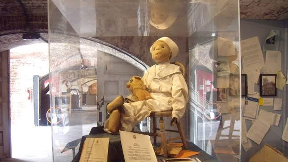 সারা বছর ধরেই রবার্টের ঘরের সামনে ভিড় জমে থাকে কৌতূহলীদের। অনেকে ছবিও তোলেন। কিন্তু অনেকে মনে করেন, কেউ তার ছবি তুলুক সেটা রবার্ট নাকি একেবারেই পছন্দ করে না। যাঁরা ছবি তুলেছিলেন, তাঁদের অনেকেই মিউজিয়াম কর্তৃপক্ষকে চিঠিতে তাঁদের সঙ্গে ঘটে যাওয়া দুর্ঘটনার কথা জানিয়েছেন।