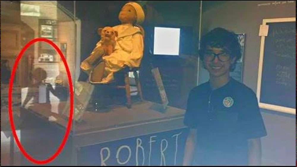 তাই অনেকেই রবার্টকে ক্ষমা চেয়ে চিঠিও লিখেছিলেন। মিউজিয়ামে রবার্টের ঘরের দেওয়ালে সেই চিঠিগুলো এখনও লাগানো রয়েছে। কেউ কেউ তাকে খুশি করতে ক্যান্ডির বাক্সও উপহার দিয়েছিলেন। রবার্টের এই কাহিনি কতটা সত্যি তা নিয়ে এখনও অনেক প্রশ্ন রয়েছে। তবে তাতে কিছু আসে যায় না। রবার্টের ঘরের সামনে আজও ভিড় জমে থাকে কৌতূহলীদের।