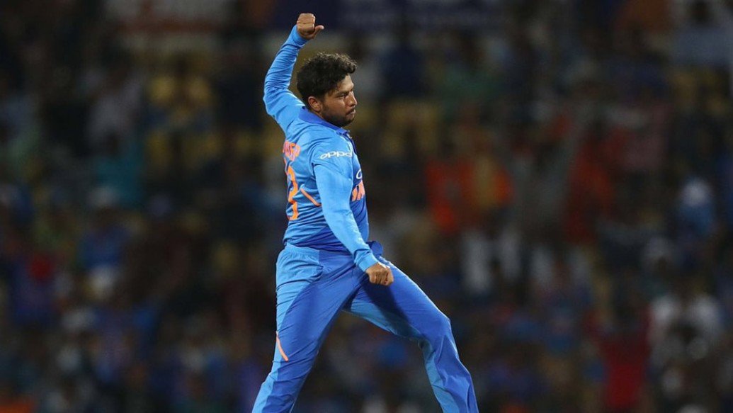 কুলদীপ যাদব হলেন রিস্ট স্পিনার। চায়নাম্যান বলেই তাঁর বোলিংয়ের সঙ্গে যুক্ত রহস্য। কিন্তু, অস্ট্রেলিয়ার বিরুদ্ধে সিরিজের প্রথম একদিনের ম্যাচে কুলদীপ সুবিধা করতে পারেননি। ১০ ওভারে দেন ৫৫ রান। কুলদীপ নিজেও জানেন যে, তাঁর কাছে মাঝের ওভারে উইকেট চাইছে দল।