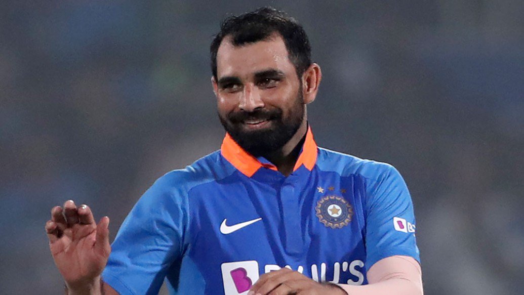 মহম্মদ শামিকে ওয়াংখেড়েতে একেবারেই ছন্দে দেখায়নি। ৭.৪ ওভারে তিনি দেন ৫৮ রান। ইকনমি রেট সাড়ে সাতেরও বেশি। গত বছর রীতিমতো ছন্দে ছিলেন ডানহাতি পেসার। সেই ছন্দে দ্রুত তাঁকে দেখতে চাইছে টিম ইন্ডিয়া।