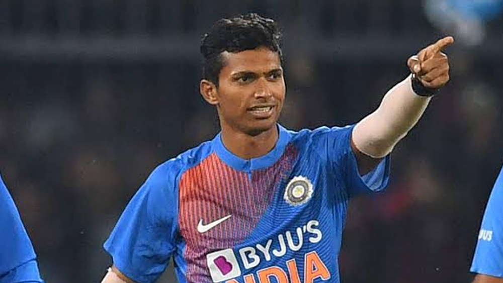 নবদীপ সাইনি নজর কেড়েছিলেন দুরন্ত গতি ও নিশানার জন্য। শ্রীলঙ্কার বিরুদ্ধে টি-টোয়েন্টি সিরিজে হয়েছিলেন সেরা। শার্দুল ঠাকুরের জায়গায় শুক্রবার খেলানো হতে পারে তাঁকে। কারণ, পাঁচ ওভারে ৪৩ রান দিয়েছিলেন শার্দুল। নবদীপের গতিকে সেই জন্যই কাজে লাগানোর ভাবনা রয়েছে।