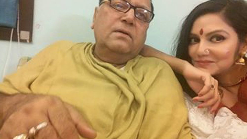 দীপঙ্করের বয়স ৭৫, দোলন ৪৯। অঙ্ক কষলে দেখা যাবে, বয়সের ফারাক ২৫ বছরেরও বেশি। কিন্তু তাতে থোড়াই কেয়ার দু’জনের। কথায় বলে না, এজ ইজ জাস্ট আ নাম্বার। আর সেই কথাকেই যেন বাস্তবে রূপ দিলেন দীপঙ্কর-দোলন