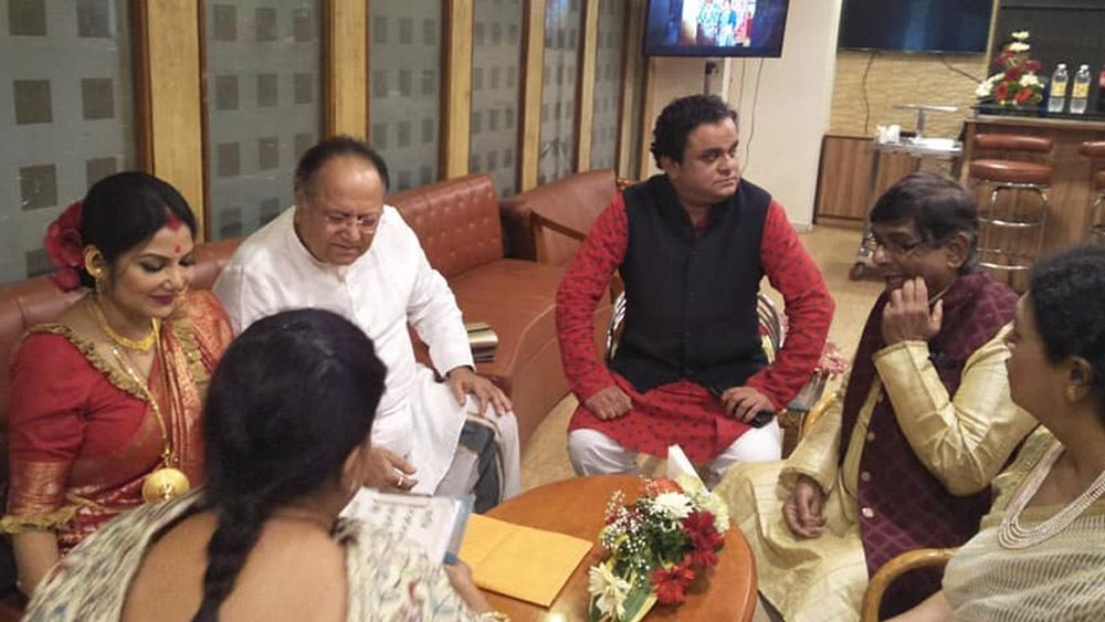 হাইল্যান্ড পার্কের পাশে এক হোটেলে শুক্রবার রাতে বসেছিল বিয়ের আসর। না, টোপর পরে, জাঁকজমকের বিয়ে করেননি তাঁরা। আয়োজন ছিল সামান্যই। দু’জনের কাছের বেশ কয়েকজন বন্ধু এবং পরিবারের লোকেরা।