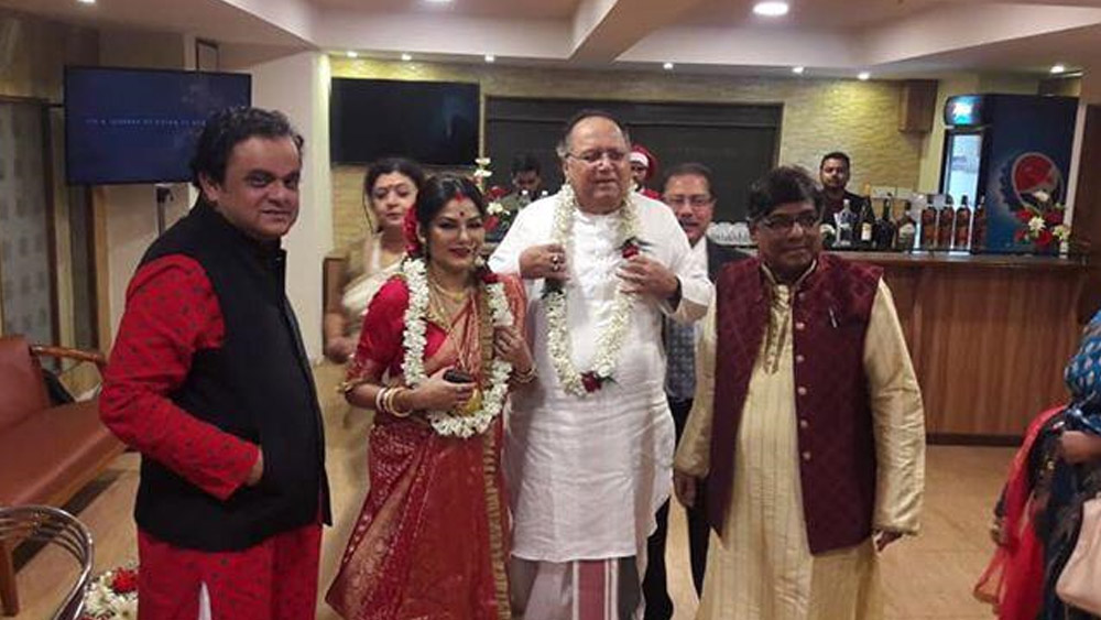 টোপর না পড়লেও সাদা পাঞ্জাবি-পাজামাতে দীপঙ্কর কিন্তু এখনও এক্কেবারে ইয়ং। বরের সঙ্গে পুরোদস্তুর পাল্লা দিলেন দোলনও। কনের সাজে তিনিও অপরূপা।