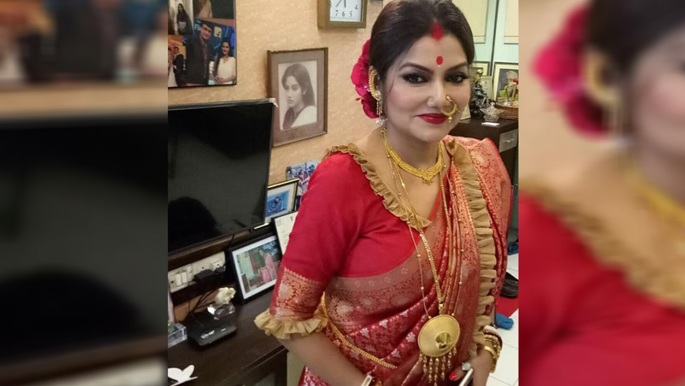 দোলন পরেছিলেন লাল রঙা বেনারসী। ঘটি হাতা ব্লাউজ। মাথা ভর্তি সিঁদুর। লাল রঙের টিপ। সঙ্গে ছিল মানানসই গয়না।