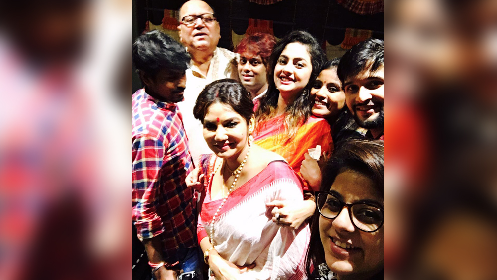 দীপঙ্কর আর দোলন যে সময়টায় লিভ-ইন শুরু করেছিলেন সে সময়ে লিভ-ইনের এতটা চল ছিল না। একে বয়সের এতটা ফারাক তার মধ্যে দোসর লিভ-ইন। নানা সমালোচনার সম্মুখীন হতে হয়েছিল ওঁদের। দীপঙ্কর তখন প্রতিষ্ঠিত অভিনেতা আর দোলন সবে কেরিয়ার শুরু করেছেন। শুনতে হয়েছিল নানা কটু কথা। ইন্ডাস্ট্রির ভেতরেও তখন হাজার গসিপ।