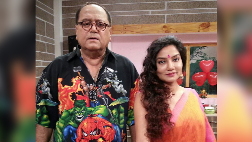 দোলন নিজেই এক বার বলেছিলেন, “আমি যা পাপারাৎজির মুখ থেকে শুনেছি, তা বোধ হয় কোনও প্রথম সারির নায়িকাকেও শুনতে হয়নি। গাড়ির কাচ ইট মেরে ভেঙে দেওয়া হয়েছিল। আমি তখন ভিতরে ছিলাম।”