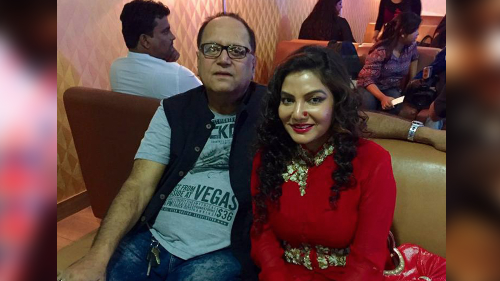 অতঃপর দীর্ঘ প্রেমে লাগল আইনের শিলমোহর। প্রায় সকলের অগোচরে এক শীতের রাতে দীপঙ্কর আর দোলন বাঁধলেন ‘নতুন’ ঘর।