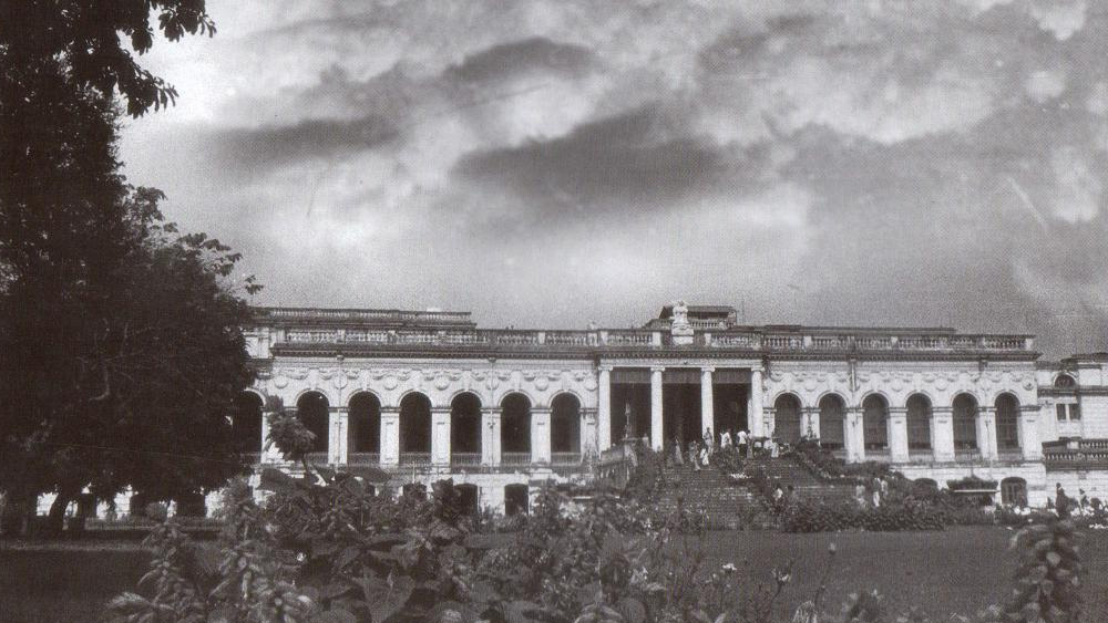 ১৭৮০ খ্রিস্টাব্দে বেলভিডিয়ার হাউজকে মেজর টলির কাছে বিক্রি করে দেন হেস্টিংস। এরপর মালিকানার হাতবদল, লিজ নেওয়ার পর্ব পেরিয়ে লর্ড ডালহৌসির আমলে বেলভিডিয়ার হয়ে ওঠে ভারতের লেফ্টেন্যান্ট গভর্নরের বাসভবন।