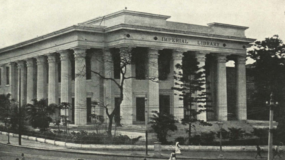 আলাদা দু’টি গ্রন্থাগারকে মিলিয়ে দিলেন লর্ড কার্জন। প্রতিষ্ঠা করলেন ‘দ্য ইম্পেরিয়াল লাইব্রেরি’। প্রথম ঠিকানা ছিল মেটকাফ হল। ১৯২৩ সালে গ্রন্থাগার উঠে যায় ৬ এসপ্ল্যানেড ইস্ট ঠিকানায়। দ্বিতীয় বিশ্বযুদ্ধের সময় নিরাপত্তার কারণে সাময়িক ঠিকানা হয়েছিল জবাকুসুম হাউসে (আজকের সি আর অ্যাভিনিউয়ে)। যুদ্ধ মিটলে তা আবার ফিরে আসে এসপ্ল্যানেডে।