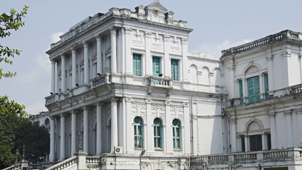 হেস্টিংসের শেষ জীবন কেটেছিল জন্মভূমি ইংল্যান্ডে। সেখানে গ্লসেস্টারশায়ারে ১৮১৮ খ্রিস্টাব্দে প্রয়াত হন তিনি। তবে তিনি নাকি এখনও ভুলতে পারেননি বেলভিডিয়ার এস্টেটকে। ইংরেজি বর্ষবরণের গভীর রাতে নাকি নির্জন এস্টেটের সামনে এসে থামে এক জুড়িগাড়ি। পার্টিতে বলডান্সে অংশ নিতে আসেন গভর্নর জেনারেল ওয়ারেন।