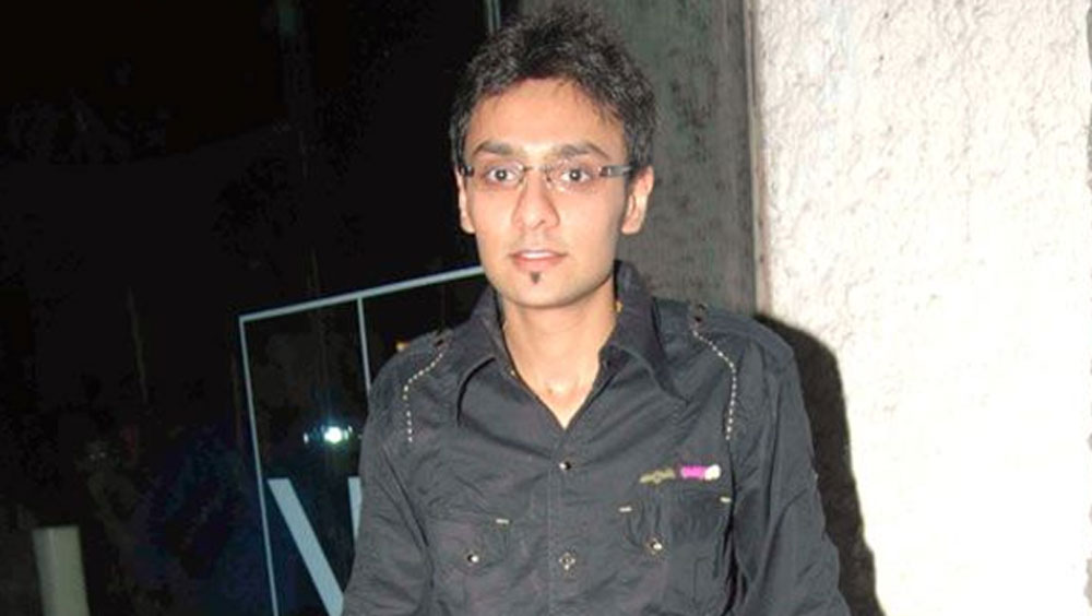 ধিলিন মেহতা: ধিলিন মেহতার অষ্টবিনায়ক সিনে ভিশন ‘ব্লু’, ‘গোলমাল’, ‘দবং’, ‘জব উই মেট’-এর মতো ফিল্মের প্রযোজনা করেছে। তাঁর সম্পত্তির পরিমাণ ১০০ কোটিরও বেশি বলে মনে করা হয়।