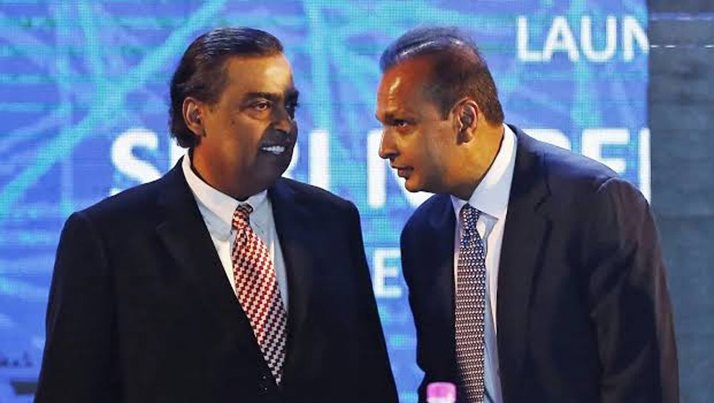 অনিল অম্বানী: সব ব্যবসাতেই অম্বানীদের ছায়া রয়েছে। সেই তালিকা থেকে ফিল্মও বাদ যায় না। রিলায়্যান্স এন্টারটেনমেন্ট-এর হয়ে কাজ সামলান অনিল অম্বানী। তাঁর সম্পত্তির পরিমাণও বিপুল। কিন্তু ইদানিং ব্যবসায় বড় সমস্যা হওয়ায় তিনি কিছুটা পিছিয়েই পড়েছেন।