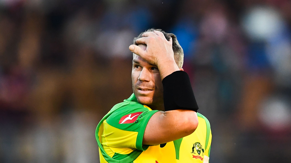 ৮২ রানের মধ্যে দুই ওপেনার ডেভিড ওয়ার্নার ও অ্যারন ফিঞ্চকে হারিয়েছিল অস্ট্রেলিয়া। যে দু’জন মুম্বইয়ে প্রথম একদিনের ম্যাচে দশ উইকেটে জিতিয়েছিলেন দলকে। সেই ধাক্কা সামলে এর পর ম্যাচ ধরে ফেলেন স্টিভ স্মিথ ও মার্নাস লাবুশানে। দু’জনে তৃতীয় উইকেটে ৯৬ রান যোগ করে চাপে ফেলে দেন ভারতকে।