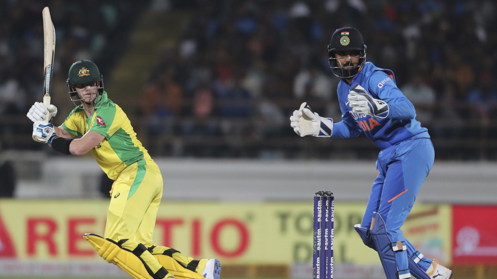 লাবুশানে ফিরলেও ক্রিজে ছিলেন স্মিথ। ইনিংসের চতুর্থ ওভারে এসেছিলেন ব্যাট হাতে। সেই থেকে দায়িত্ব নিয়ে এগোচ্ছিলেন। তাঁক দেখাচ্ছিল স্বচ্ছন্দ। পৌঁছে গিয়েছিলেন সেঞ্চুরির দোরগোড়াতেও। ভারতীয় দল জানত, জিততে হলে ফেরাতেই হবে স্মিথকে। কারণ, একাই ম্যাচ জেতানোর ক্ষমতা তিনি ধরেন।