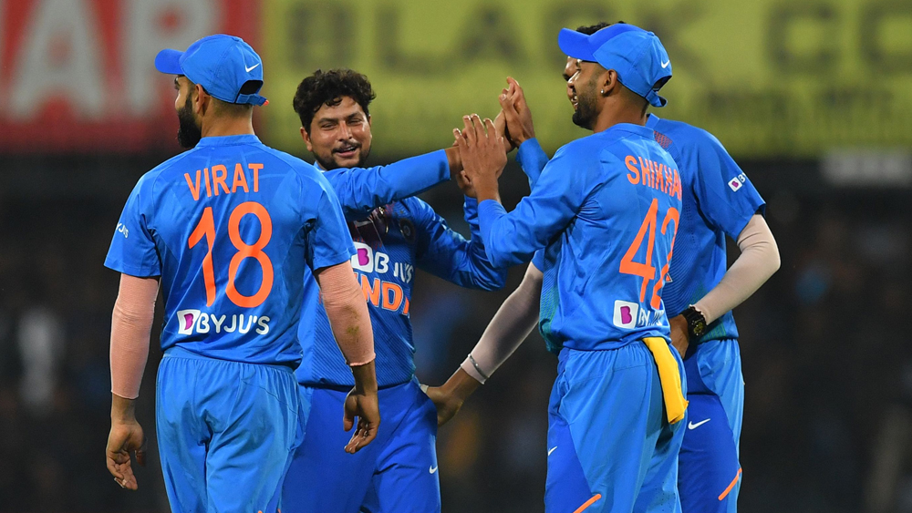 আর এই প্রেক্ষাপটেই ৩৮ ওভারে কুলদীপ যাদবের জোড়া আঘাত হানা ম্যাচের মোড় ঘোরানো ওভার হয়ে উঠছে। অনেকে এই ওভারকে ম্যাজিক ওভার বলছেন। দ্বিতীয় বলে অ্যালেক্স ক্যারেকে ক্যাচ তোলালেন এক্সট্রা কভারে। তিন বল পরে মন্থর ডেলিভারিতে প্লেড-অন হয়ে গেলেন স্মিথ। শট খেলতে গিয়ে স্মিথ স্টাম্পে টেনে আনলেন বল। ১০২ বলে ৯৮ রানে ফিরলেন তিনি। অস্ট্রেলিয়ার পঞ্চম উইকেট পড়ল ২২১ রানে। আর সেখানেই ঘুরল ম্যাচ।