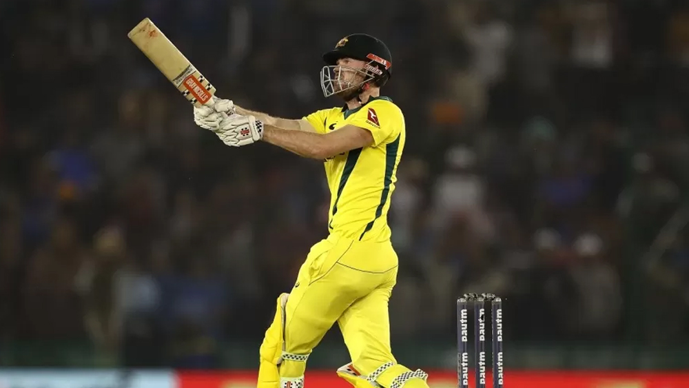 স্মিথ ফিরতেই অস্ট্রেলিয়ার জয়ের সম্ভাবনায় কার্যত দাঁড়ি পড়ে গিয়েছিল। তবু ক্রিকেট তো! অঘটন ঘটতেই পারত। বিশেষ করে ক্রিজে যখন অ্যাশটন টার্নার নামে একজন ছিলেন। যিনি গত বছর মোহালিতে এই রকমই কঠিন রান তাড়াকে অবিশ্বাস্য ভাবে সহজ করে তুলেছিলেন। হারিয়েছিলেন ভারতকে। ফলে, আশঙ্কা ছিলই।