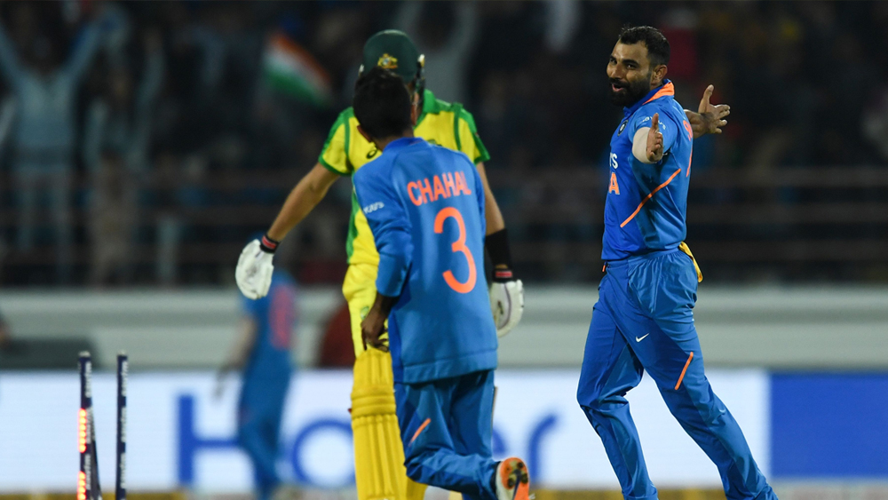 ৪৪তম ওভারের প্রথম বলেই মহম্মদ শামির ইয়র্কারে টার্নারের বোল্ড হওয়া তাই স্বস্তি আনল। ২৫৯ রানে পড়ল ষষ্ঠ উইকেট। পরের উইকেট এল সঙ্গে সঙ্গে। শামির দ্বিতীয় বলে একই ভাবে ইয়র্কারে বোল্ড হলেন প্যাট কামিন্স। খেলা ওখানেই কার্যত শেষ। তবে তিন উইকেট নিয়ে দলের সফলতম বোলার হলেও ৭৭ রান দিলেন শামি।