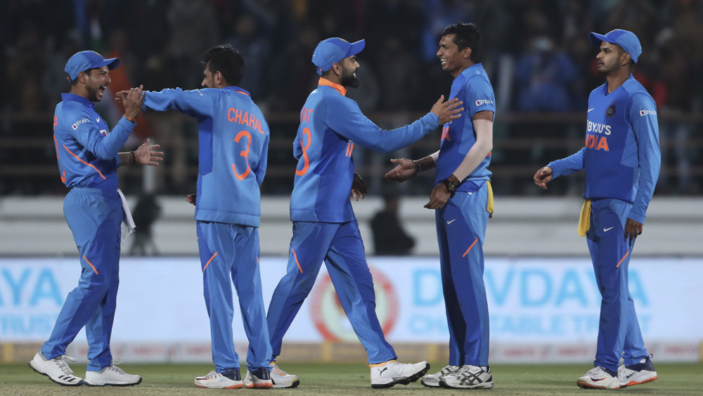 ওয়াংখেড়েতে প্রথম একদিনের ম্যাচে ভারতীয় পেস বোলিংকে সাদামাটা দেখিয়েছিল। এ দিন কিন্তু ছন্দে দেখাল বুমরাদের। পেসাররা প্রথম দিকে লেংথ বল করলেও স্লগে সবাই প্রায় নিয়ম করে ইয়র্কার ফেলতে থাকলেন। জশপ্রীত বুমরা, মহম্মদ শামি, নবদীপ সাইনি— তিন পেসারই ছিলেন নিশানায় অভ্রান্ত। ফলে অজি ব্যাটসম্যানদের কাজ কঠিন হয়েছিল।