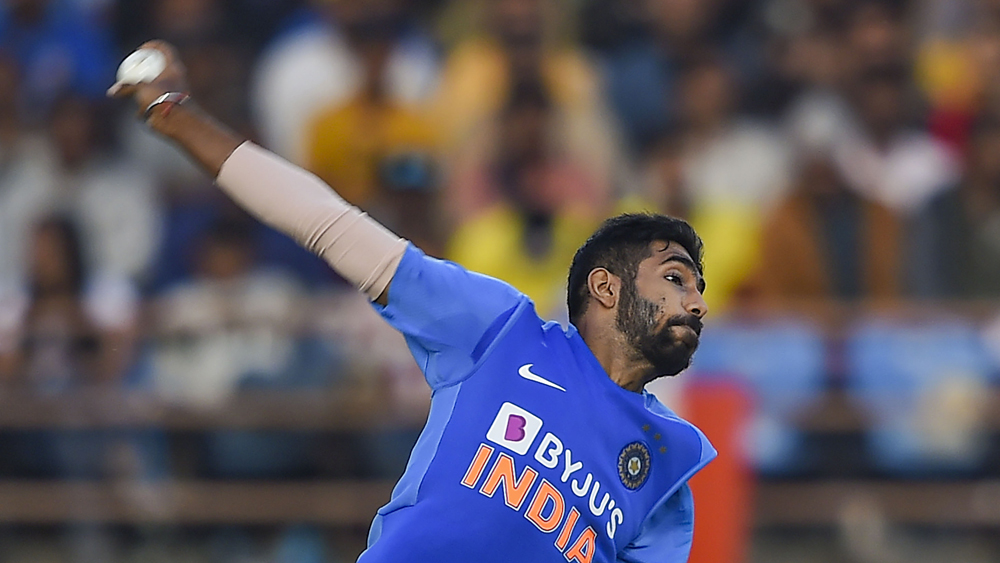 প্রথম ম্যাচের ব্যর্থতা ঝেড়ে ফেলে এ দিন বুমরা শুরু থেকেই ছিলেন ছন্দে। ফিঞ্চকে বার বার বিব্রত করেছিলেন। পর পর মেডেনও নিয়েছিলেন প্রথম পাওয়ারপ্লে-তে। জাম্পাকে ফিরিয়ে তিনিই ম্যাচে দাঁড়ি ফেলেন ৪৯.১ ওভারে। তবে এক উইকেটের জন্য নয়, ৯.১ ওভারে তাঁর মাত্র ৩২ রান খরচ করাই মনে থাকবে ক্রিকেটপ্রেমীদের।