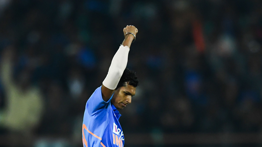 সাইনির কেরিয়ারে শুক্রবার ছিল দ্বিতীয় ওয়ানডে। এ দিন তাঁর দ্বিতীয় ওভারে স্টিভ স্মিথ তিন বার বাউন্ডারিতে পাঠিয়েছিলেন বল। সেই চাপ কাটিয়ে উঠে দারুণ ভাবে পরের দিকে বল করলেন সাইনি। ৬২ রান দিয়ে নিলেন দুই উইকেট। ম্যাচের পরে তাঁর প্রশংসায় উচ্ছ্বসিত শোনাল বিশেষজ্ঞদের।