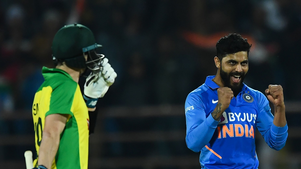 ভারতের দুই স্পিনার রবীন্দ্র জাডেজা ও কুলদীপ যাদব প্রথম একদিনের ম্যাচে প্রভাব ফেলতে পারেননি। রাজকোটে ঘরের মাঠে জাডেজা কিন্তু রান আটকানোর পাশাপাশি দুই উইকেটও নিলেন। এবং দুটোই গুরুত্বপূর্ণ শিকার। প্রথমে ফিঞ্চকে ফেরালেন, তার পর লাবুশানেকে। শিশির না পড়ায় সুবিধা কাজে লাগালেন তিনি।