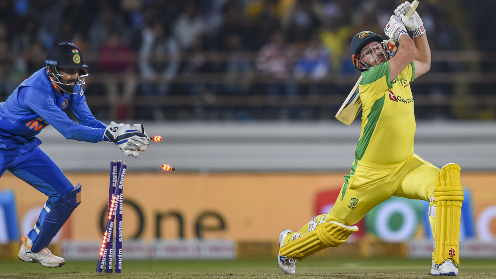 জাডেজার প্রথম উইকেটের ক্ষেত্রে অবশ্য কৃতিত্ব দাবি করতেই পারেন লোকেশ রাহুল। উইকেটকিপারের ভূমিকাতেও স্বচ্ছন্দ দেখাল তাঁকে। অতীতে আর এক কর্নাটকি পাঁচ নম্বরে নামতেন এবং উইকেটকিপিং করতেন। সেই রাহুল দ্রাবিড়ের মতোই লোকেশ রাহুলকে দেখা গেল দ্বৈত ভূমিকায় সমান পারদর্শিতার সঙ্গে।