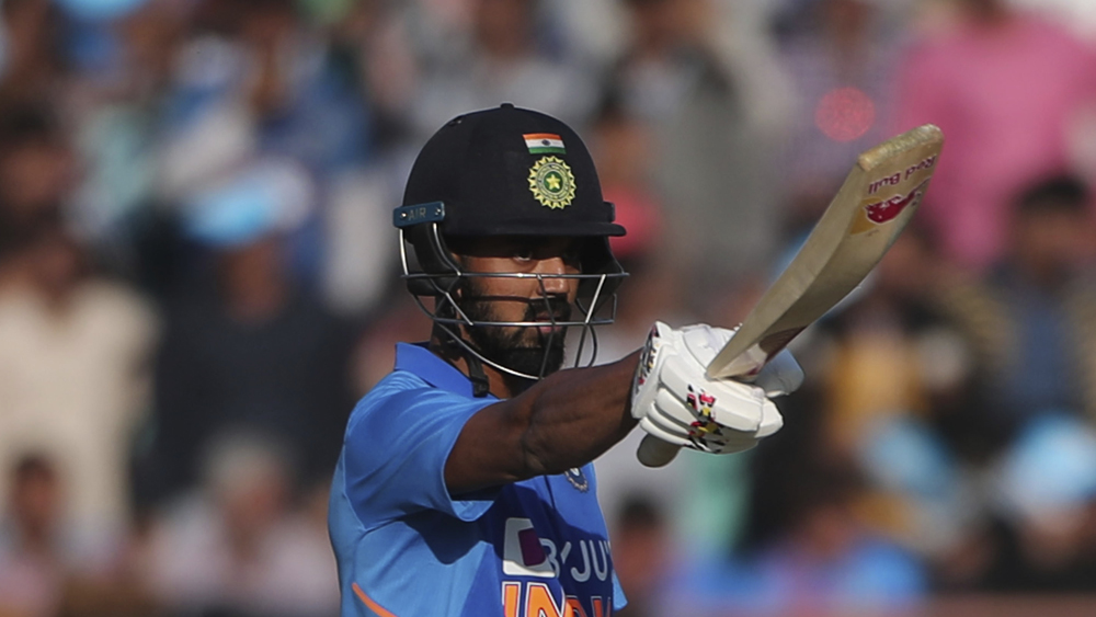 তার আগে ব্যাট হাতেও ম্যাচের মোড় ঘোরানো ইনিংস খেলেছেন লোকেশ রাহুল। সহজাত ওপেনার তিনি। ওপেনিংয়ে জায়গা না হওয়ায় মুম্বইয়ে নেমেছিলেন তিনে। আর রাজকোটে এলেন পাঁচে। এবং দেখালেন পরের দিকে বড় শট খেলে রানের গতি বাড়ানোর ক্ষমতাও তাঁর রয়েছে। যা ভারতীয় টিম ম্যানেজমেন্টের মুখে হাসি ফোটাচ্ছে।