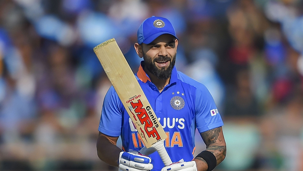 এবং বিরাট কোহালি। চার নম্বরে নয়, নেমেছিলেন নিজের জায়গা তিন নম্বরে। খেললেন স্বভাবসিদ্ধ ভঙ্গিতে। সচল রাখলেন স্কোরবোর্ড। প্রথমে ধওয়নের সঙ্গে ১০৩ রানের জুটি। তার পর রাহুলের সঙ্গে ৭৮ রানের জুটি। যা ভরসা জোগাল ইনিংসে। ফের জাম্পার শিকার হলেও ফিরলেন ছয় মারতে গিয়ে, রিলে ক্যাচের সুবাদে। ৭৬ বলে ৭৮ রানের ইনিংস থাকল ঝকঝকে।