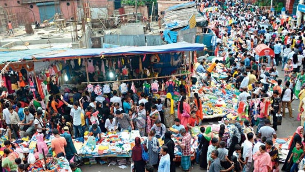 আনাজপাতি, মাছ-মাংস, ফল, নানা ধরনের ফুল থেকে শুরু করে জামাকাপড়, জুতো, ব্যাগ, প্রসাধনী, এমনকি, বিভিন্ন রকমের পরচুলা, সবই থরে থরে সাজানো নিউ মার্কেটের চার হাজার পসরায়। পাশাপাশি পাওয়া যায় বৈদ্যুতিন সামগ্রী, বাসনপত্র এবং হালফ্যাশনের ব্যাগ।