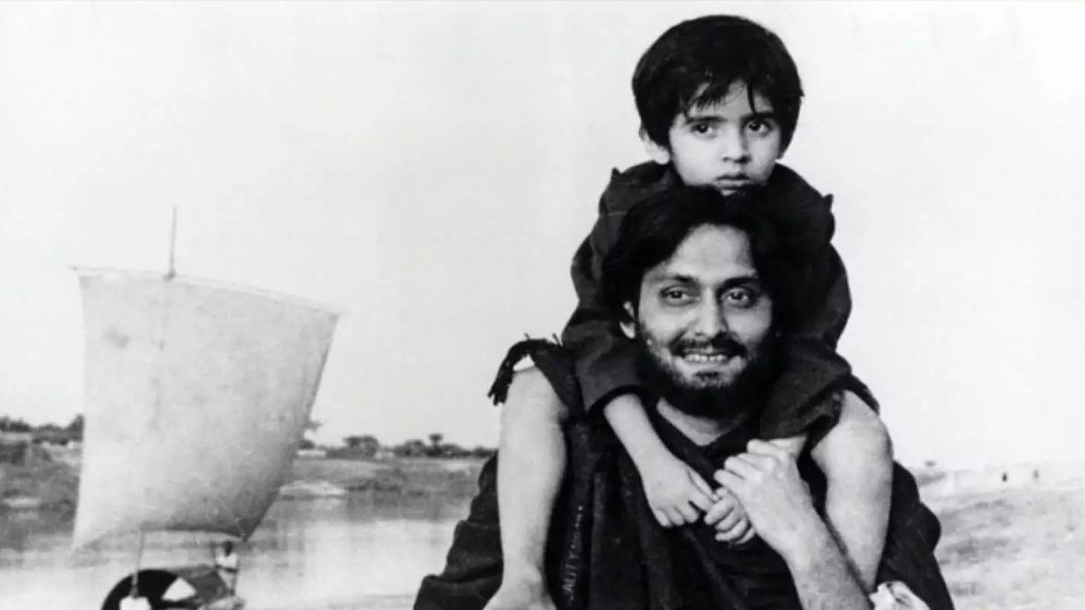 ১৯৩৫-এর ১৯ জানুয়ারি নদিয়ায় জন্ম সৌমিত্র চট্টোপাধ্যায়ের। বাড়িতে নাট্যচর্চার পরিবেশ ছিলই। ছোট বয়স থেকেই নাটকে অভিনয় করতে শুরু করেন তিনি।