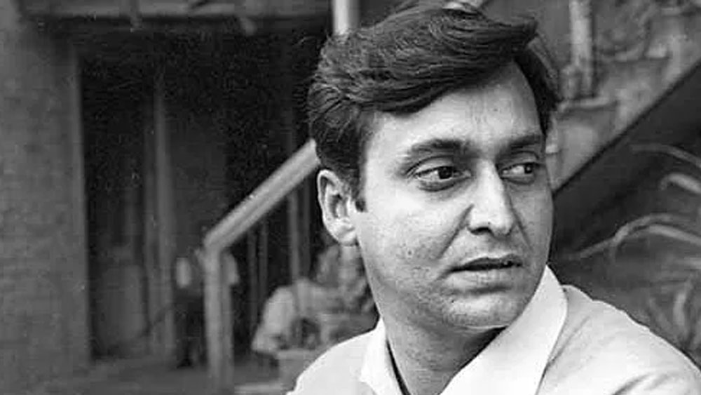 কলকাতার সিটি কলেজ থেকে বাংলা সাহিত্য নিয়ে পড়াশোনা শেষ করে সৌমিত্র ভর্তি হন কলকাতা বিশ্ববিদ্যালয়ে। সেখান থেকে বাংলা সাহিত্য নিয়েই স্নাতকোত্তর করেন সৌমিত্র। কলেজের ফাইনাল ইয়ারে হঠাৎই একদিন মঞ্চে শিশির ভাদুরির নাটক দেখার সুযোগ হয়। জীবনের মোড় ঘুরে যায় সে দিনই।