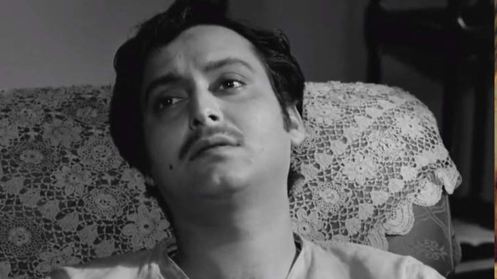 তাঁর প্রথম ছবি হতে পারত ‘নীলাচলে মহাপ্রভু’। সব কথাও হয়ে গিয়েছিল। কিন্তু শেষ মুহূর্তে স্ক্রিন টেস্টে বাদ পড়ে যান সৌমিত্র। তাঁর জায়গায় নেওয়া হয় অসীম কুমারকে।