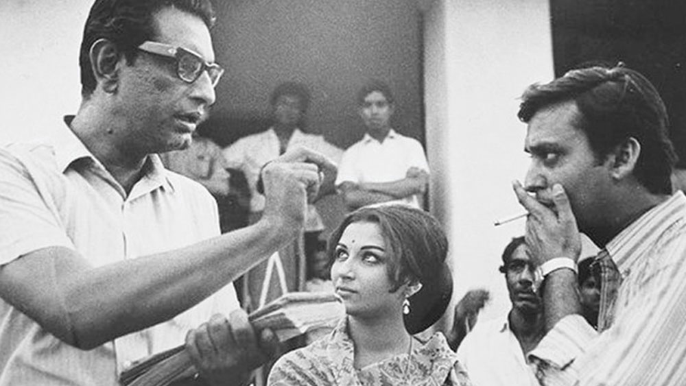 সালটা ১৯৫৮। সৌমিত্র গিয়েছেন সত্যজিতের ‘জলসাঘর’ ছবির শুটিং দেখতে। সেট ছেড়ে বেরোবেন, এমন সময়েই ডাক পড়ে তাঁর। ডাকেন স্বয়ং ‘রে’। এর পর যা হয় তার জন্য বোধ হয় প্রস্তুত ছিলেন না সৌমিত্র নিজেও। বাংলা সিনেমা জগতের আর এক কিংবদন্তি ছবি বিশ্বাসের কাছে সৌমিত্রকে সত্যজিৎ পরিচয় করান অনেকটা এই ভাবে, “এই হল সৌমিত্র। আমার পরবর্তী ছবি অপুর সংসারে ও অপু করছে।”