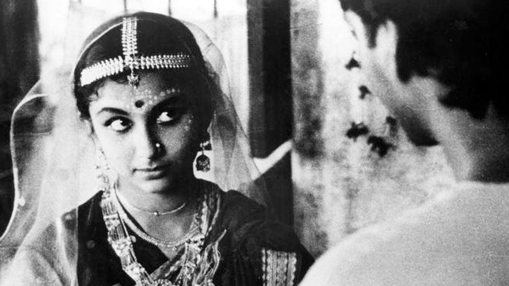 তারপরের অধ্যায়টা ইতিহাস। সিনেমার জগতে হাতেখড়ি হয় সৌমিত্রর।‘অপুর সংসার’-এর হাত ধরে। প্রথম ছবিতেই বাজিমাত। ফার্স্ট শটেই সিন ওকে। ছবিতে ‘খাওয়ার পর একটা করে, কথা দিয়েছ’, তাঁর আর শর্মিলা ঠাকুরের সেই সংলাপ, কেমিস্ট্রি এখনও বাঙালি মননে অমলীন।